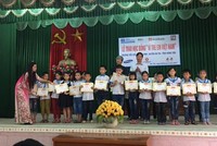 Ông Nguyễn Quốc Việt và ông Lê Khắc Hiệp, Phó chủ tịch Tập đoàn Vingroup trao tận tay những suất học bổng cho các em học sinh