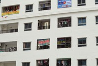 Dù Luật và các văn bản đã cấm nhưng việc sử dụng chung cư làm văn phòng vẫn đang diễn ra. Ảnh: Dũng Minh.