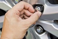 Đai ốc bánh xe trên hàng loạt mẫu Ford ở Mỹ bị cho có thể nở và vỡ tách gây khó khăn trong việc tháo vành và thay lốp. Ảnh: Driving.