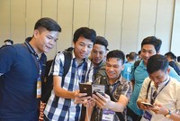 Giới trẻ trải nghiệm smartphone “made in Việt Nam” của Bkav