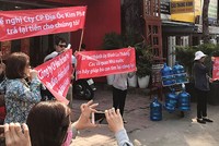 Rất đông khách hàng "bao vây" Công ty Kim Phát tố công ty này lừa đảo