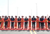 Thủ tướng và các đại biểu cắt băng đưa công trình vào hoạt động. Ảnh: VGP/Quang Hiếu