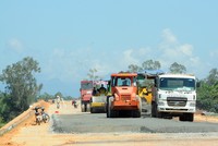 Nhiều gói thầu đoạn tuyến cao tốc Tam Kỳ - Quảng Ngãi đang thi công cầm chừng do ách tắc tài chính dẫn đến nguy cơ “vỡ” tiến độ của Dự án Đường cao tốc Đà Nẵng - Quảng Ngãi. Ảnh: H.M
