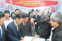 Ông Võ Văn Thưởng, Ủy viên Bộ Chính trị, Trưởng Ban Tuyên giáo Trung ương (ngoài cùng bên trái) thăm quan gian trưng bày báo chí của Báo Đầu tư 