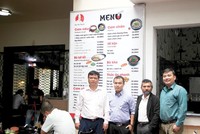 Từ trái sang: Thầy Y, Phạm Thanh Hải và 2 đồng sáng lập còn lại.