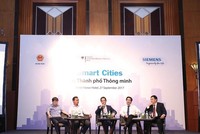 Ông Phạm Thái Lai, Chủ tịch kiêm Tổng giám đốc Siemens Việt Nam (ngồi giữa), trao đổi về việc xây dựng thành phố thông minh ở Việt Nam.