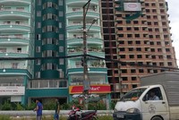 Sau 10 năm mở bán, hiện Dự án Cao ốc xanh mới chỉ xong block C, còn 2 block còn lại vẫn phơi sương, phơi nắng. Ảnh: Nguyễn Thành