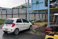 Thời gian đỗ một chiếc xe phụ thuộc vào thời gian thao tác vào/ra vị trí đỗ của tài xế.