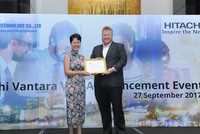 Bà Nguyễn Thị Hoa, Tổng giám đốc Công ty TNHH Công nghệ Hồng Cơ và ông Matthew Hardman, Giám đốc nhóm Giải pháp dữ liệu khu vực Châu Á - Thái Bình Dương, Hitachi Data Systems tại lễ công bố hợp tác.