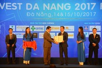 Chủ tịch UBND thành phố Đà Nẵng Huỳnh Đức Thơ trao quyết định chủ trương đầu tư cho nhà đầu tư tại Diễn đàn Đầu tư Đà Nẵng