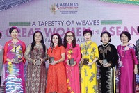 Bà Lê Thu Thủy (giữa) nhận giải Doanh nhân nữ tiêu biểu ASEAN.