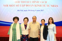 Thủ tướng với các nữ doanh nhân.