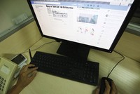 Các vụ tranh chấp chung cư hiện nay đa số đều được đưa lên Facebook. Ảnh: Dũng Minh