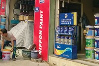 Thị trường sơn xây dựng hiện nay rất đa dạng, nhiều chủng loại, thương hiệu khiến người mua khó phân biệt thật - giả. Ảnh: Việt Dũng