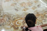 Cũng giống thị trường sơn, sự đa dang về mẫu mã, chủng loại và thương hiệu của gạch ốp lát cũng khiến người tiêu dùng đau đầu. Ảnh: Dũng Minh