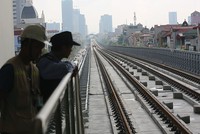 Trong bối cảnh đầu tư công còn dàn trải, thất thoát, kém hiệu quả, việc kiểm soát chặt nợ công là cần thiết