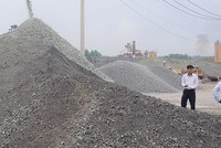 Giá bán đá xây dựng tại mỏ thấp nhưng dịch vụ vận chuyển quá cao. Ảnh: Gia Huy