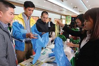 Sản phẩm bao bì tự hủy được trưng bày tại Đại hội đồng cổ đông thường niên 2017 của AAA