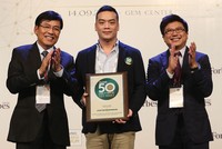 Đại diện Masan nhận chứng nhận Top 50 doanh nghiệp niêm yết tốt nhất từ Forbes Việt Nam.