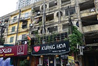 Hà Nội hiện có gần 1.600 tòa chung cư cũ, trong đó có nhiều tòa thuộc cấp độ nguy hiểm cần cải tạo gấp. Ảnh: Dũng Minh