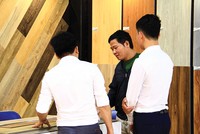 Xuất hiện của nhiều loại vật liệu nhân tạo, người tiêu dùng có thêm cơ hội lựa chọn các sản phẩm phù hợp. Ảnh: Nguyễn Thành