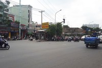 Căn nhà tí hon che khuất tầm nhìn giao thông tại góc đường Âu Cơ - Lũy Bán Bích - Ảnh: Lê Thắng