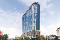 Kính cường lực thường được sử dụng trong các tòa nhà cao ốc, văn phòng, các công trình kiến trúc hiện đại. Ảnh: Nguyễn Thành