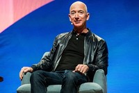Jeff Bezos trở thành người giàu nhất thế giới từ tháng trước. Ảnh: AP