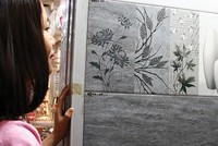 Với mẫu mã, chất lượng và giá cả phong phú, gạch ốp lát nội đang dần lấy lại sân nhà. Ảnh: Nguyễn Thành