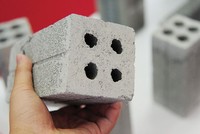 Hiện đang thiếu các chính sách ưu đãi cụ thể đối với doanh nghiệp sản xuất vật liệu không nung. Ảnh: Dũng Minh