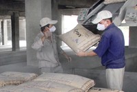 Tiêu thụ xi măng năm 2017 về đích nhờ đà tăng trưởng mạnh của xuất khẩu. Ảnh: Việt Dũng