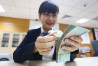 Với kết quả kinh doanh tích cực trong năm qua, nhiều ngân hàng hứa hẹn sẽ thưởng "hậu" cho cán bộ, nhân viên.