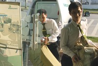 Nhân viên Vietcombank chuyển tiền vào máy ATM tại Khu công nghiệp Vân Trung, tỉnh Bắc Giang