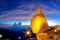 Hòn đá thiêng nổi tiếng ở chùa Kyaikto. Ảnh: EtoxicMyanmartravel.