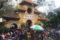 Người Hà Nội chen chân cầu lộc, xin chữ đầu năm