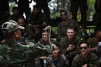 Lính Mỹ, Thái Lan uống máu rắn, ăn bọ cạp