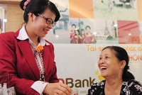 Chính sách chăm sóc khách hàng, thái độ phục vụ của nhân viên... là các yếu tố góp phần tạo nên thương hiệu ngân hàng