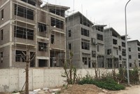 26 căn biệt thự diện tích sàn trên 500 m2 tại Dự án Khai Sơn Hill Long Biên được xây xong thô dù chưa có giấy phép. Ảnh: Nhất Nam