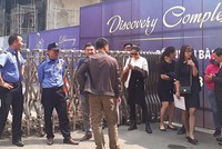 Dự kiến cuộc gặp ban đầu diễn ra vào buổi sáng tại Trụ sở Kinh Đô TCI, nhưng không hiểu vì lý do gì, đến 10h cùng ngày, chủ đầu tư bất ngờ thay đổi ý định và chuyển cuộc gặp tại công trình dự án tại số 302 Cầu Giấy