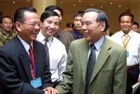 Thủ tướng Phan Văn Khải và các doanh nhân tại Hội nghị Thủ tướng Chính phủ gặp doanh nghiệp và Công bố Ngày Doanh nhân Việt Nam 13/10/2004.