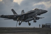 Tiêm kích Super Hornet hạ cánh trong cuộc thử nghiệm. Ảnh: US Navy.