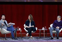 Bill Gates cùng vợ trong buổi giao lưu tại New York hồi tháng trước. Ảnh: CNBC.