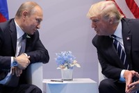 Tổng thống Nga Putin (trái) và Tổng thống Mỹ Trump gặp nhau tại Đức năm 2017. Ảnh: Reuters.