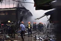 Hàng chục tiểu thương trắng tay sau vụ cháy chợ ở Hà Nội