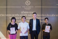 Ông Nguyễn Tấn Danh, Phó chủ tịch HĐQT PDR trao sổ hồng cho cư dân The EverRich Infinity
