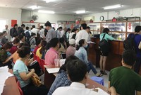 Người dân xếp hàng chờ nộp hồ sơ tại Chi nhánh Văn phòng đăng ký đất đai quận 9