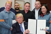 Việc Tổng thống D. Trump quyết định đánh thuế nhập khẩu thép đã vấp phải sự phản ứng dữ dội của cộng đồng quốc tế