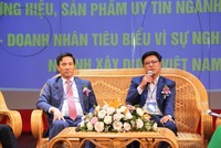 TS. Trương Anh Tuấn, Chủ tịch HĐQT Tập đoàn Hoàng Quân (bên phải) giao lưu trực tiếp trên sân khấu chương trình “60 năm vinh quang ngành xây dựng Việt Nam