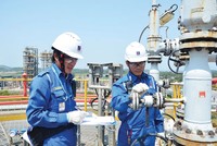 Tại Nhà máy Lọc dầu Dung Quất, các kỹ sư Việt Nam đang dần dần thay thế được “chất xám” ngoại