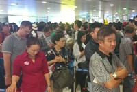 Người dân xếp hàng làm thủ tục hàng không sáng 29/4 tại sân bay Tân Sơn Nhất. Ảnh: H.B.